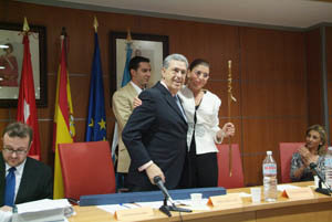 Rogelio Baón, con la alcaldesa en el pleno de investidura el pasado mes de junio de 2007 (Foto: Ayto. de Valdemorillo)